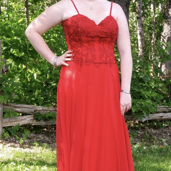 Red Prom/Bridesmaid/Evening Gown - Picture 4 of 6